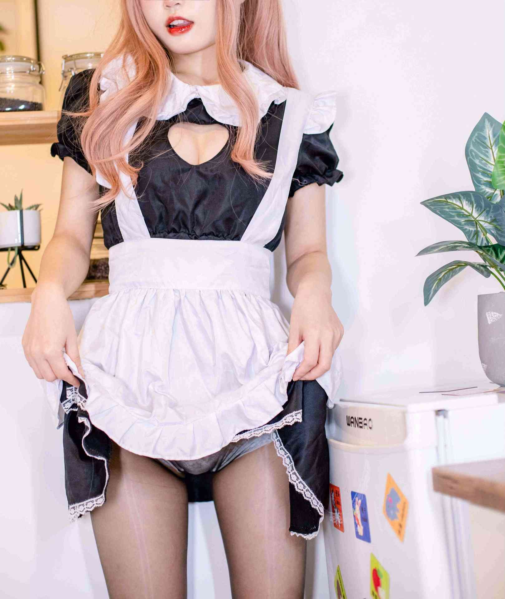 神沢永莉毛衣牛仔裙吊带黑丝