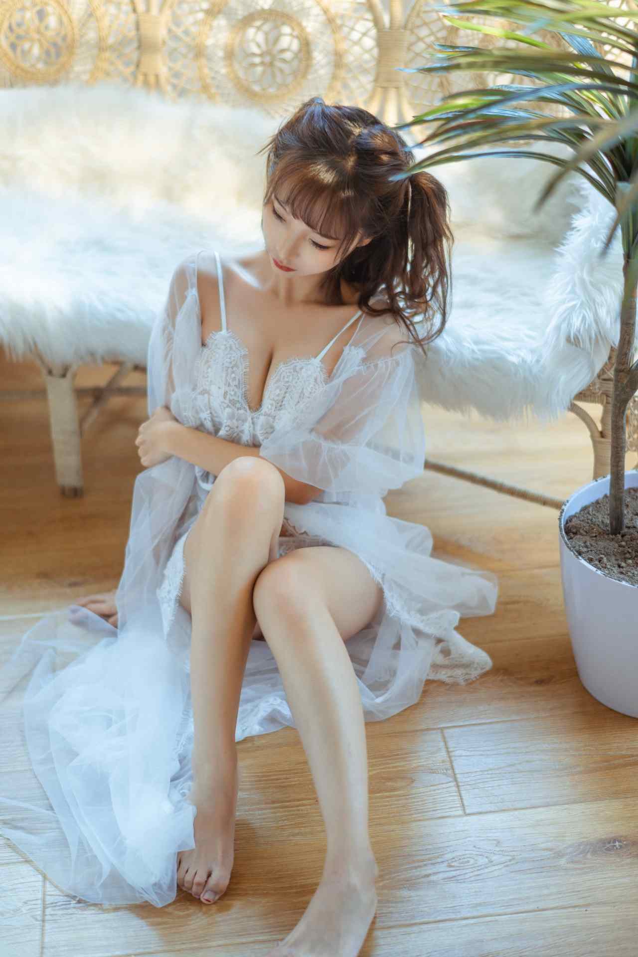 蠢沫沫蕾丝睡衣