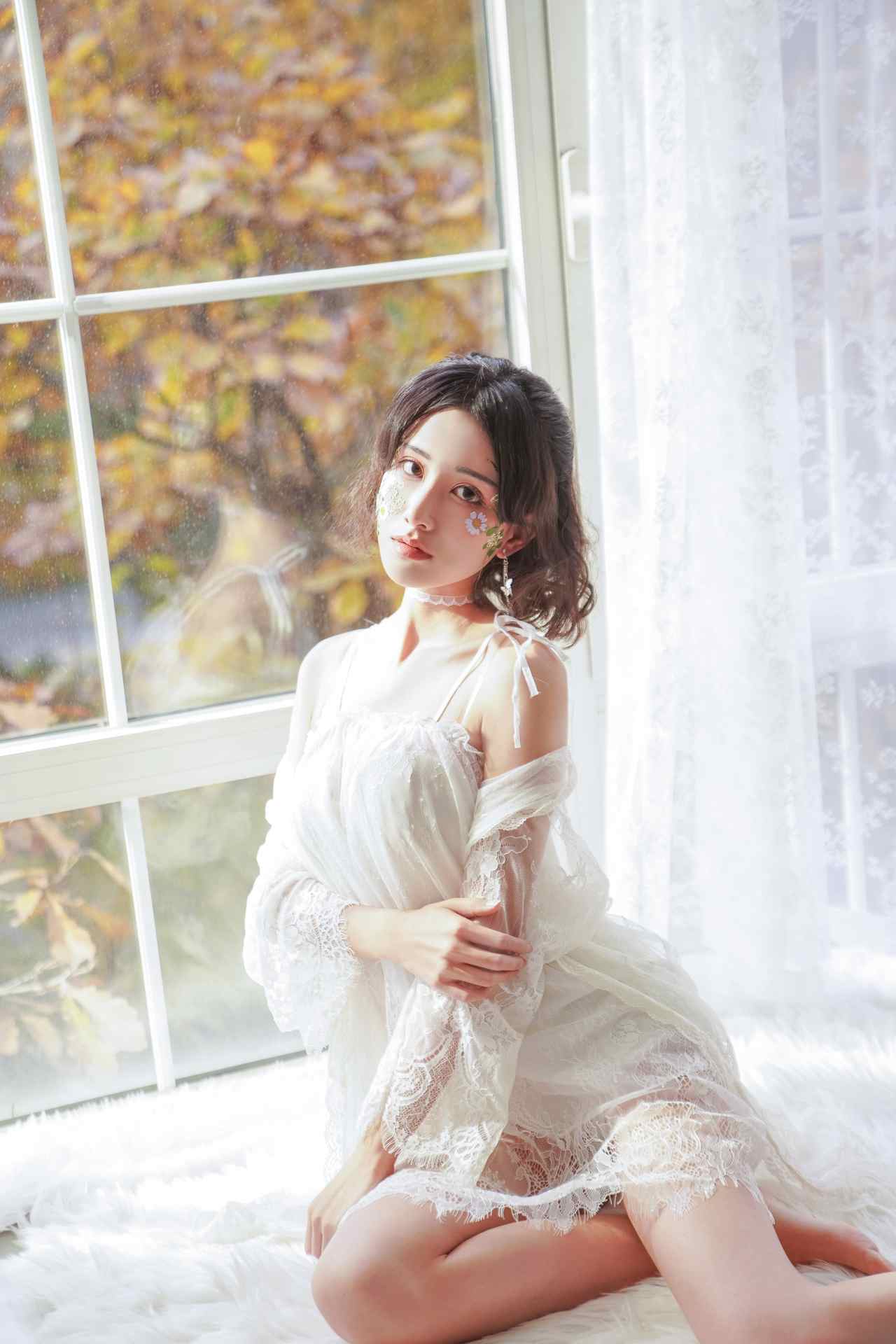 AAAyu阿玉飘窗上的少女