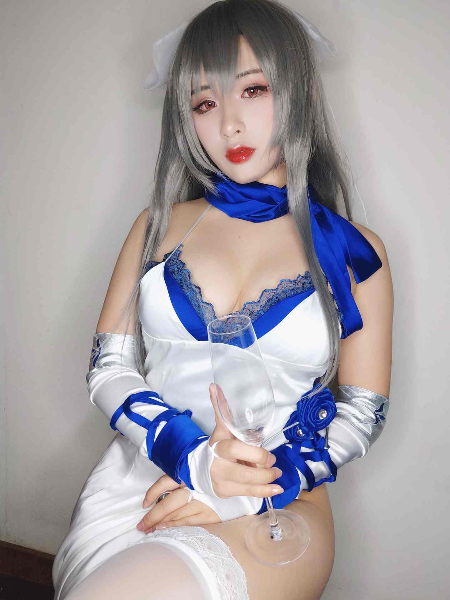 柘烟_Zuken路易九世礼服自拍