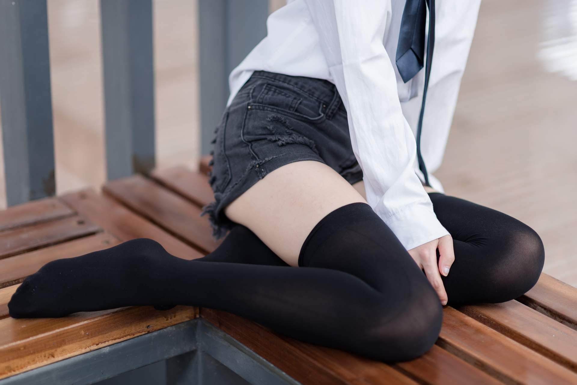 风之领域白衬衫黑丝美腿