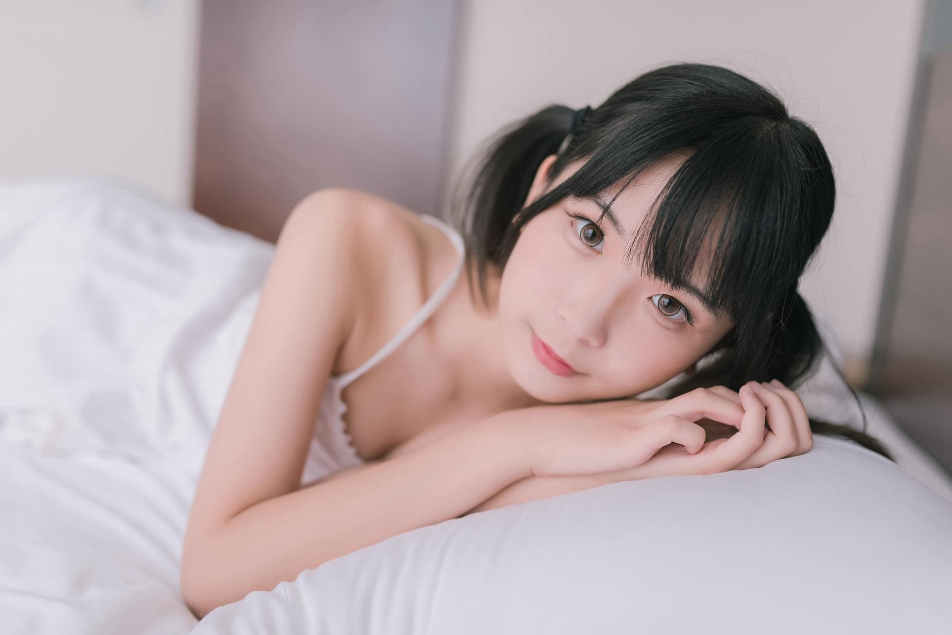 风之领域白色的睡衣裙