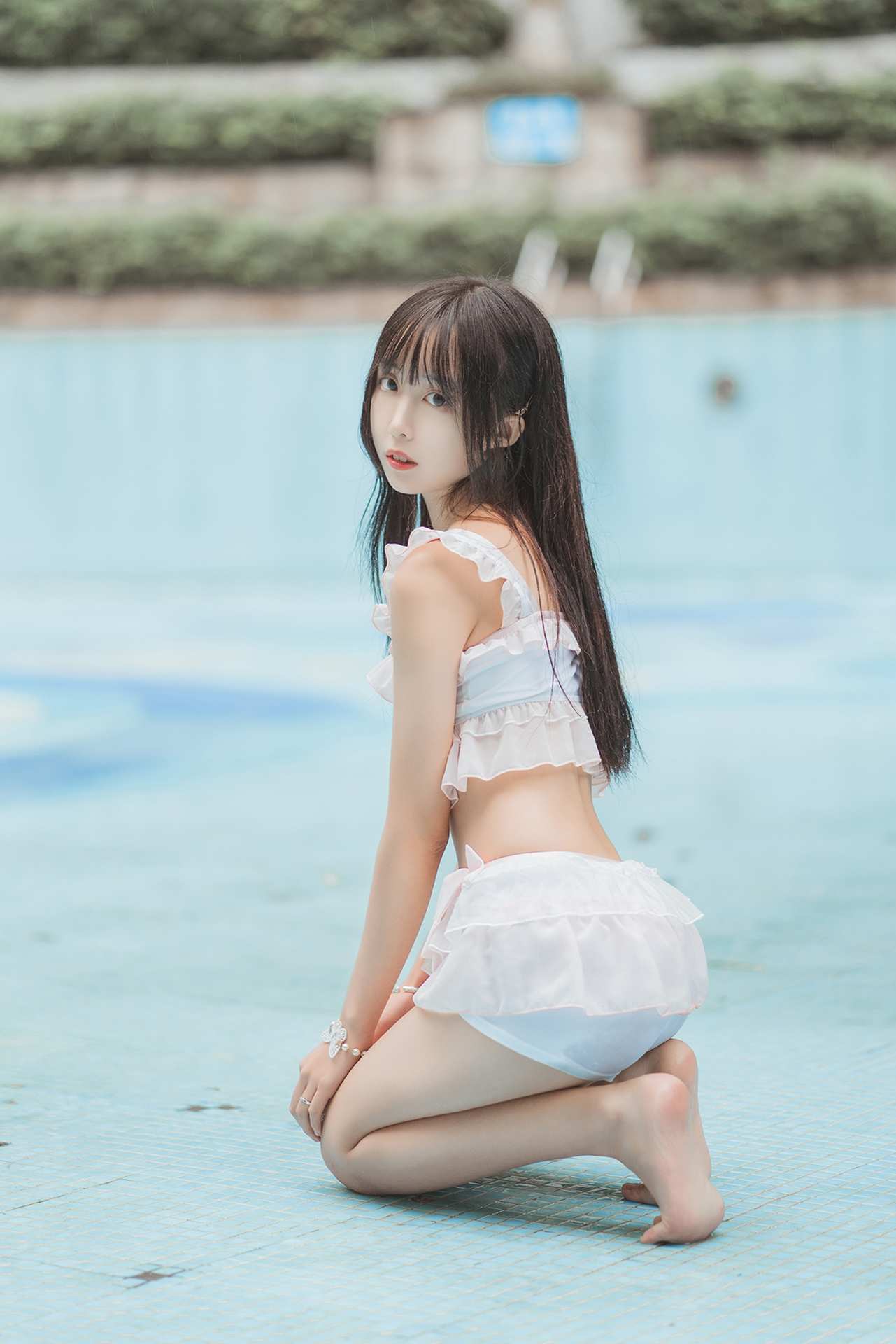风之领域泳池里的少女