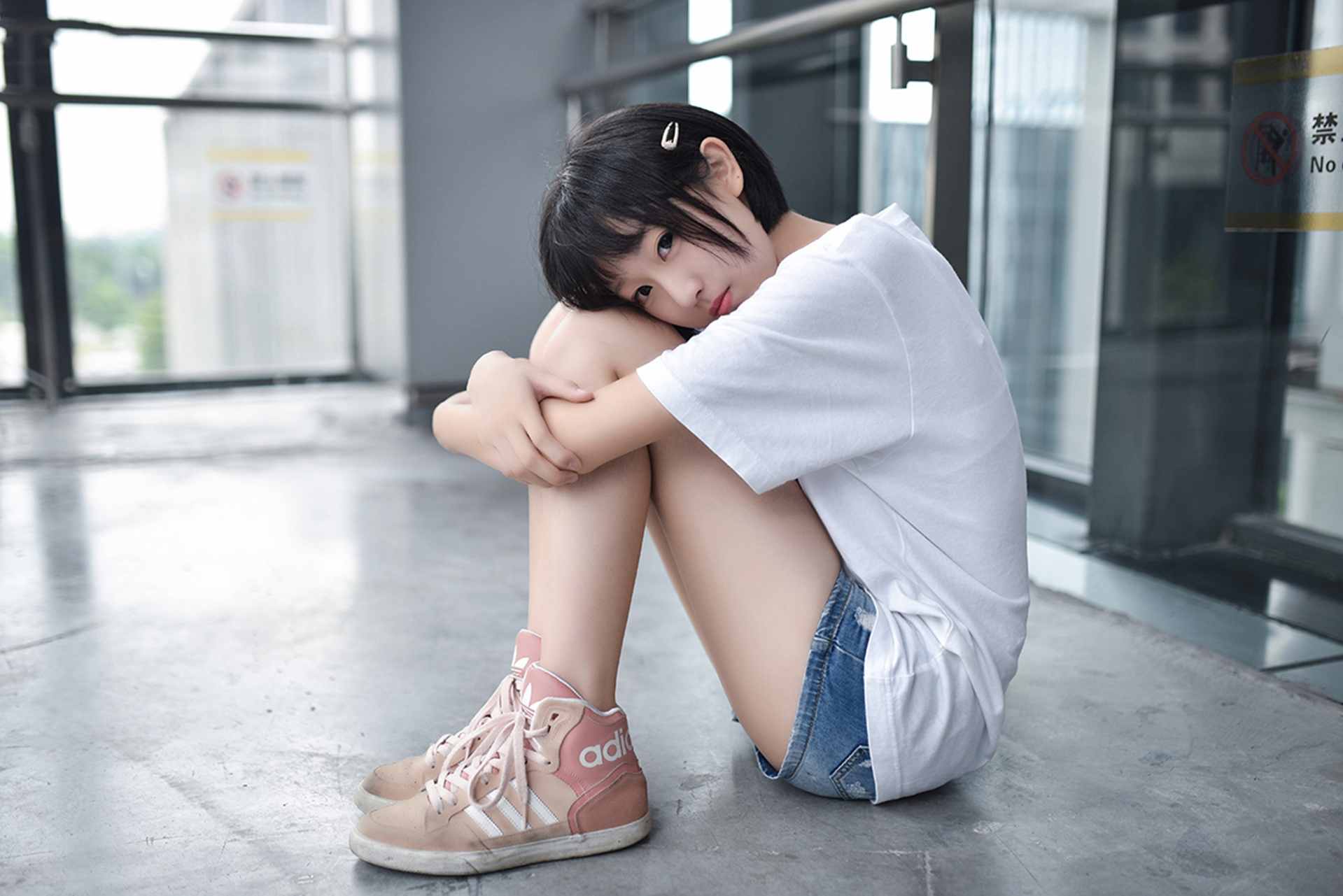 风之领域眼镜妹妹超短牛仔美腿