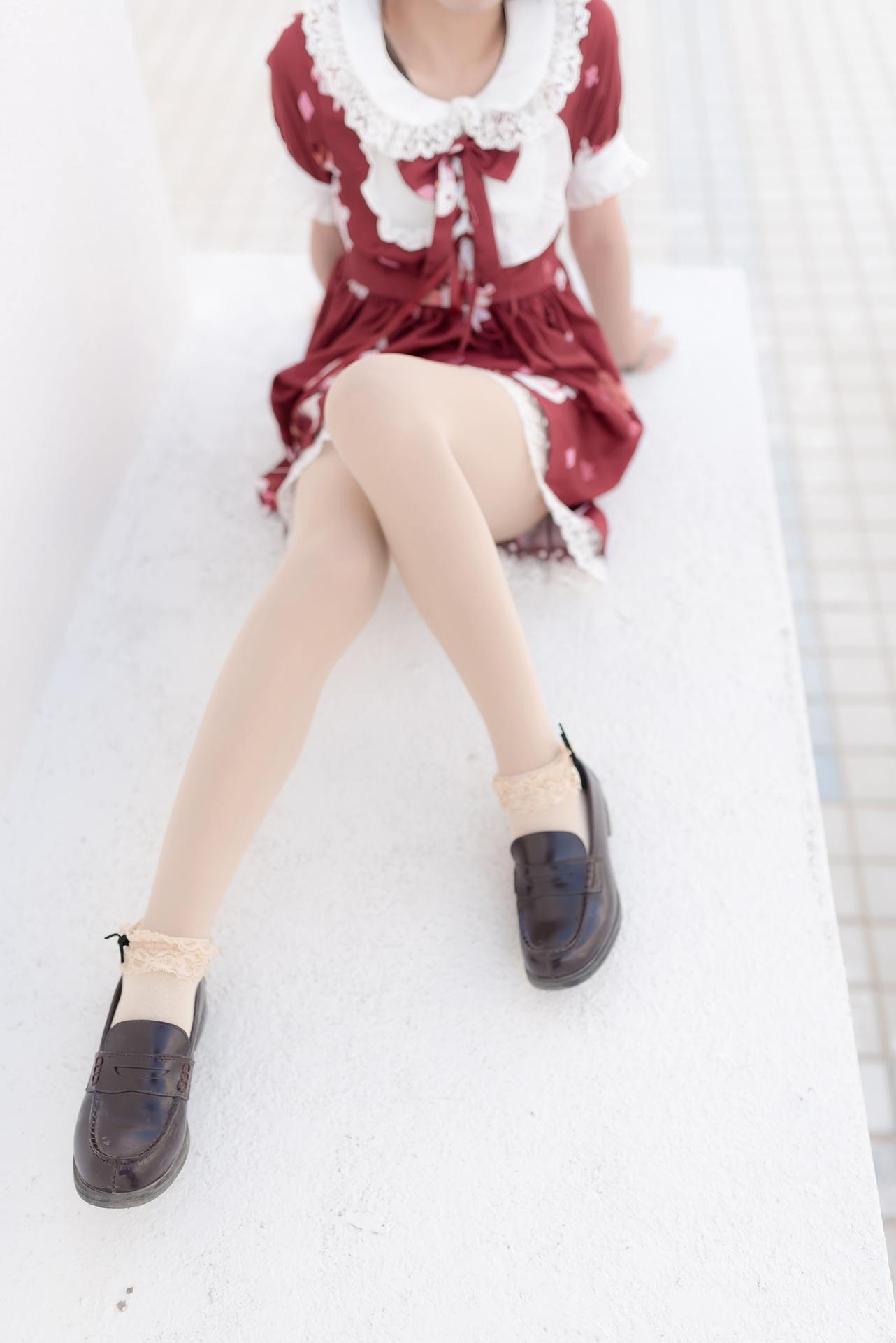 风之领域街道上的红裙女孩