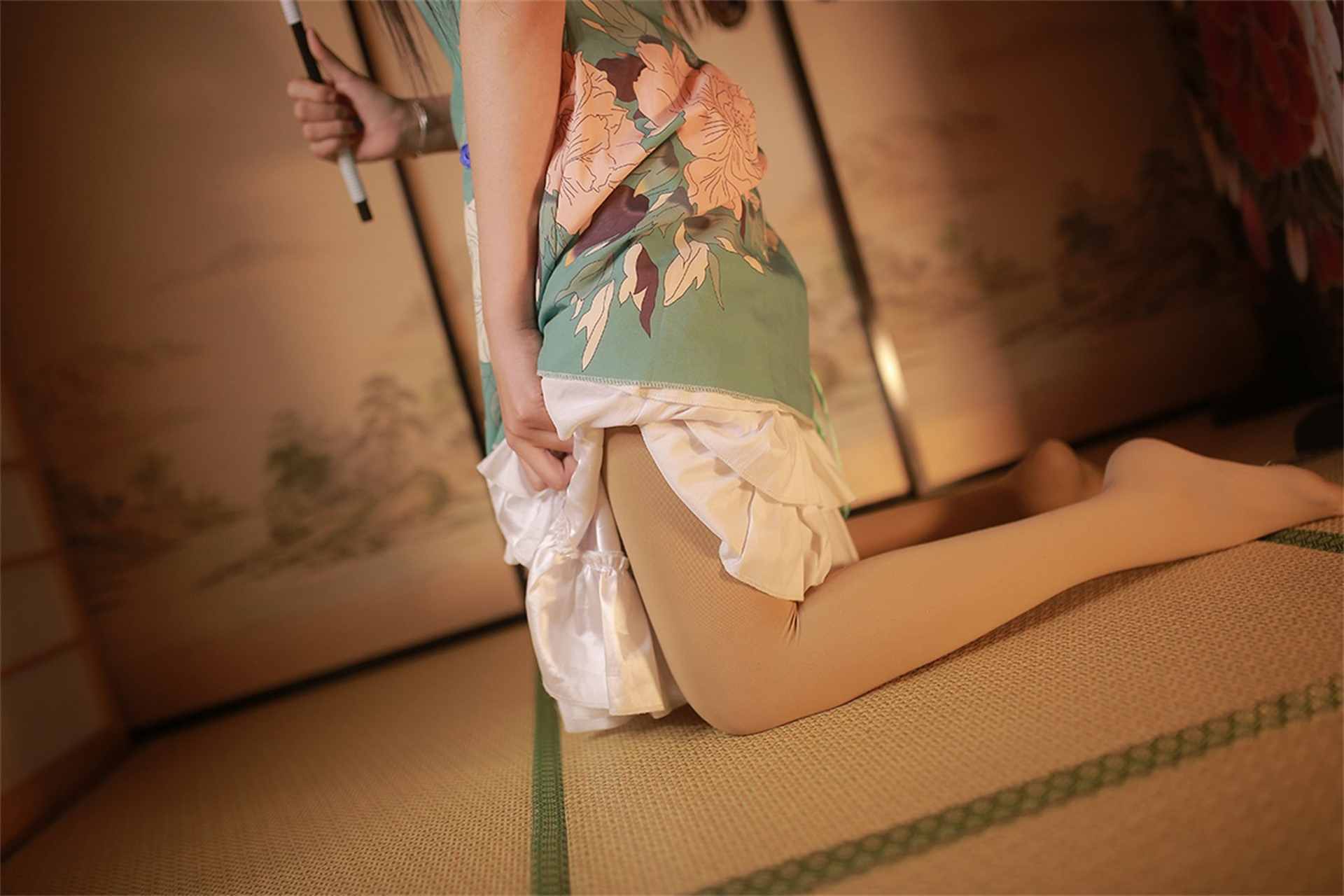 风之领域伞下的旗袍少女