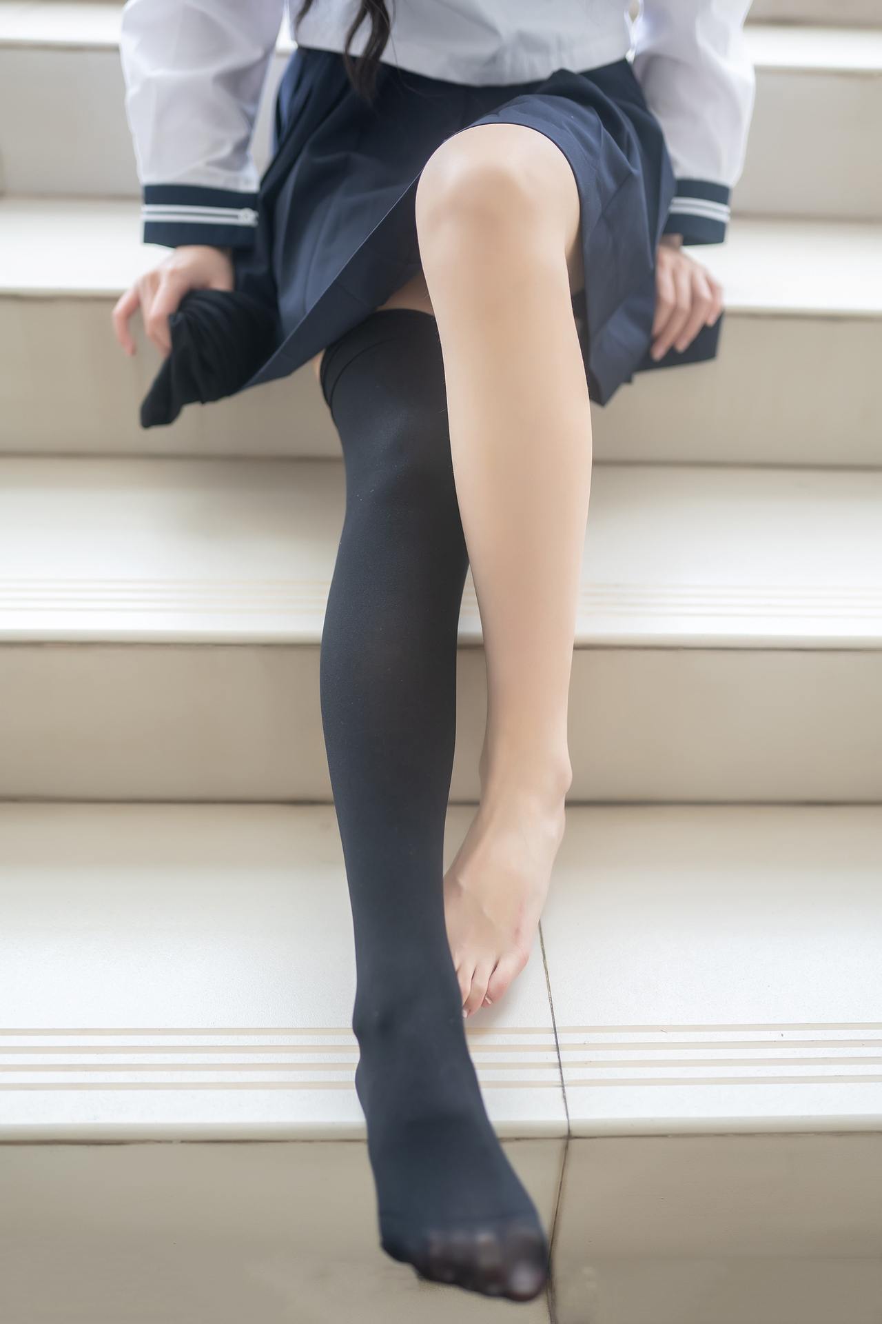 风之领域阶梯上的黑丝JK少女
