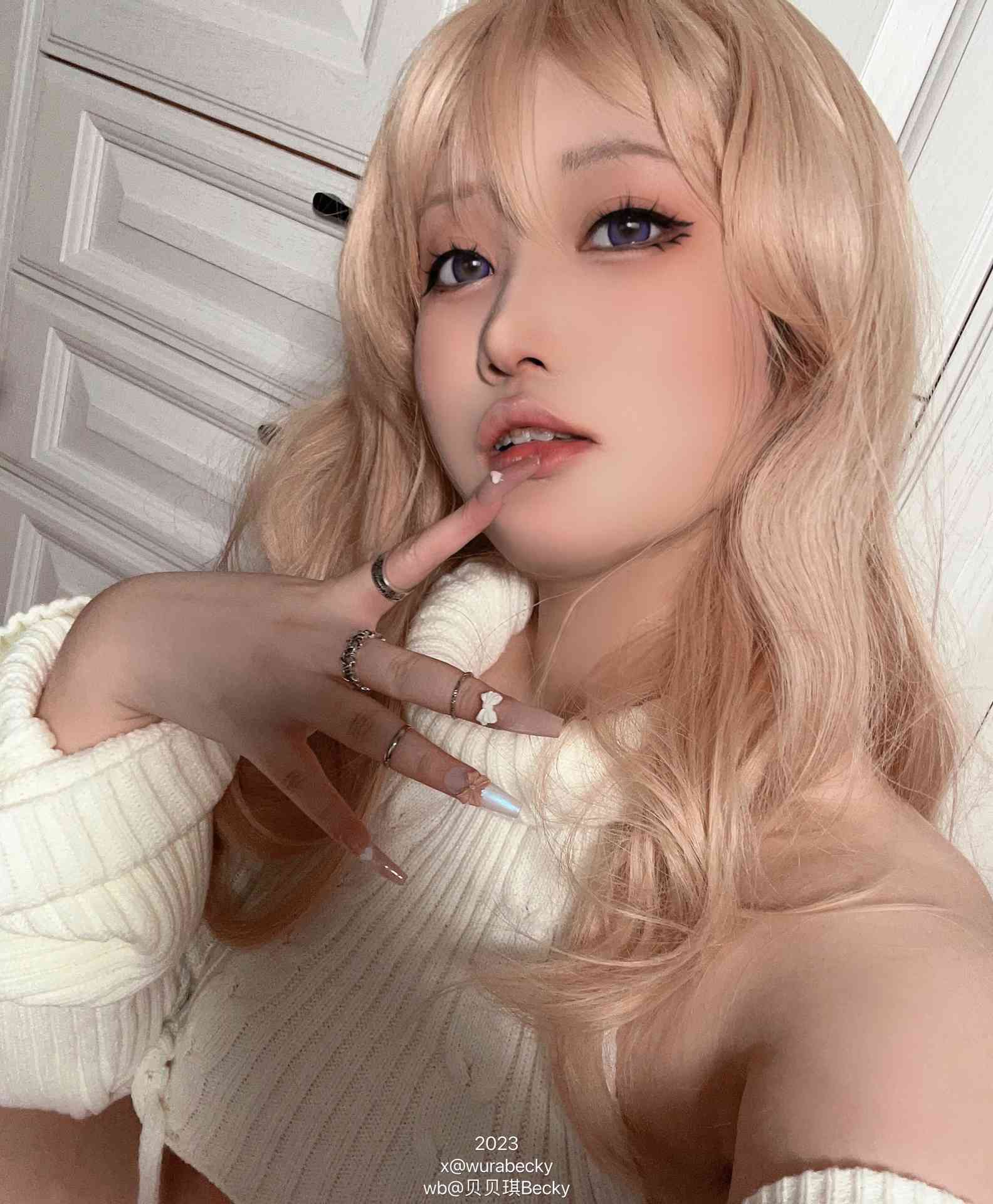 贝贝琪Becky2023年11月 白色毛衣
